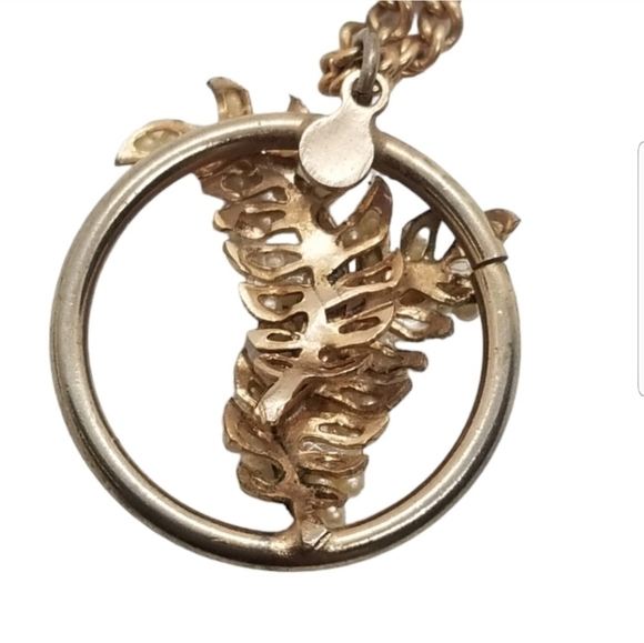 VINTAGE GOLDTONED FOLIAGE PENDANT NECKLACE DETAILED WITH FAUX PEARLS & CRYSTALS - Picture 5 of 6